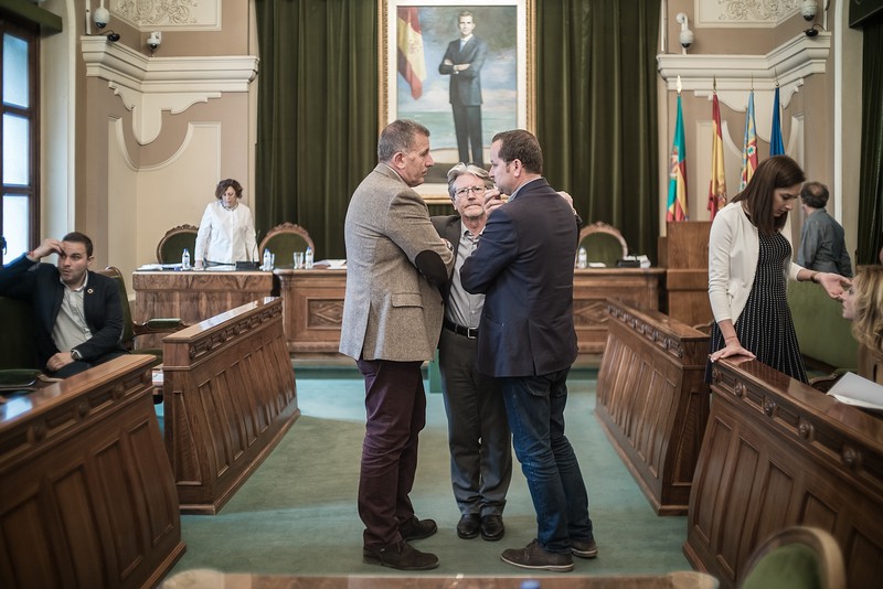 Manuel Păduraru stă de vorbă cu alți consilieri în sala de ședințe a Primăriei din Castellón de la Plana