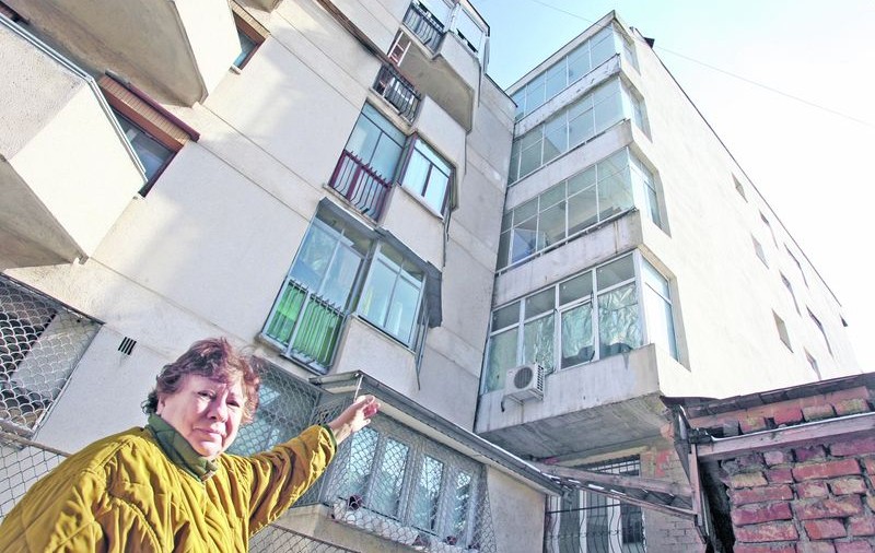 Vă vine să credeți? Între blocurile astea sunt doar 15 centimetri