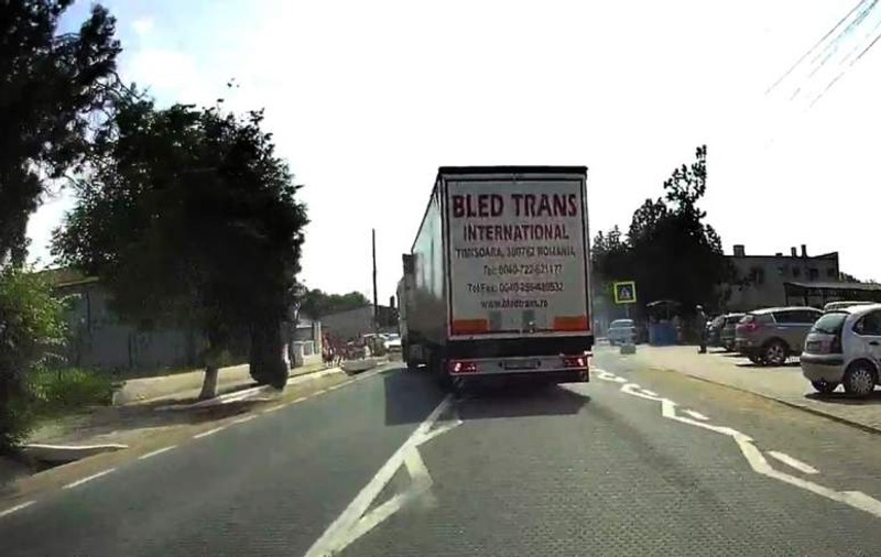 Șofer de TIR, la un pas de a spulbera mai mulți copii pe trecere după o șicanare în trafic. „Oricum mă urc pe tine” / VIDEO