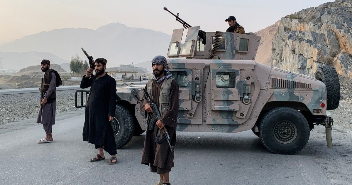 Personalul de securitate taliban stă de pază lângă punctul de trecere a frontierei Torkham între Afganistan și Pakistan, în provincia Nangarhar, pe 27 februarie 2026.