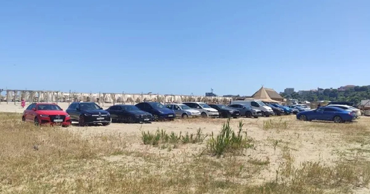 Mai multe ma;ini parcate pe plajă
