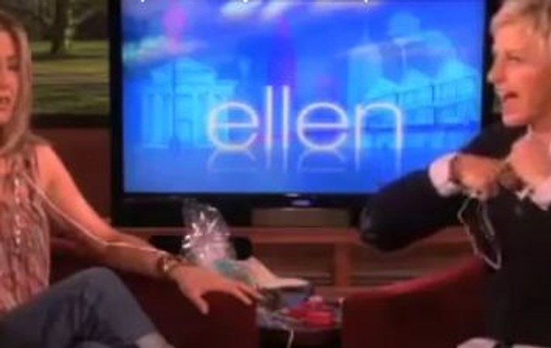 Video | Jennifer Aniston a încercat vibratorul pentru sfârcuri în direct