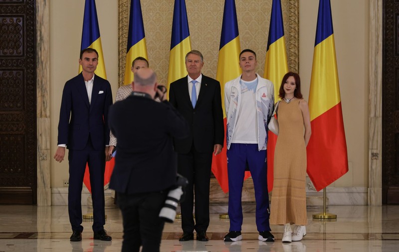 David Popovici a mers la Cotroceni împreună cu iubita. Cei doi s-au pozat alături de președintele Klaus Iohannis