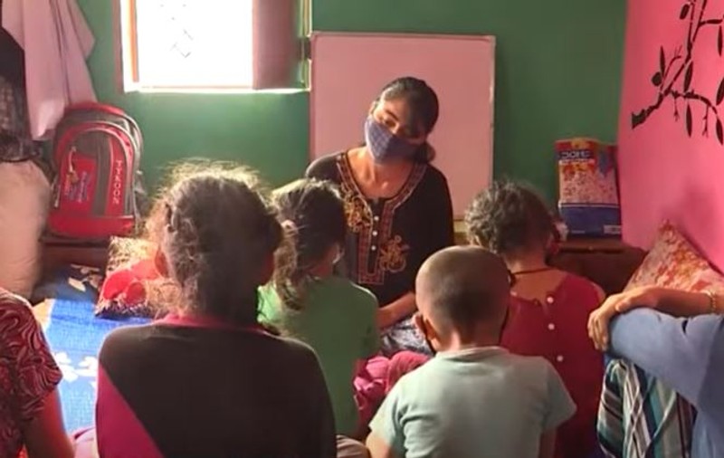 O tânără din India are grijă de cei șase frați, ambii părinți au murit de COVID