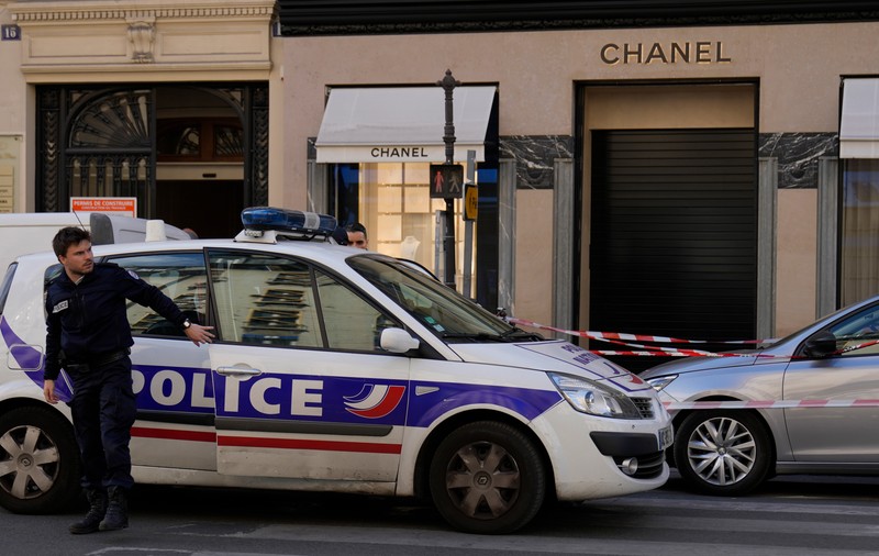 Hoții au spart un butic Chanel de la Paris cu o mașină, pe care ulterior au incendiat-o