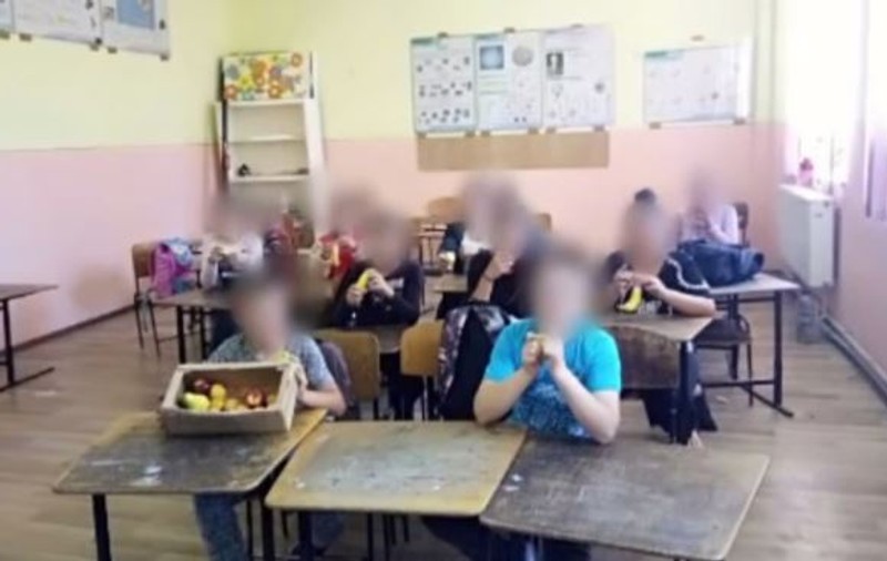 Elevi puşi să mimeze că mănâncă fructe pentru o ședință foto, într-o școală din Bacău
