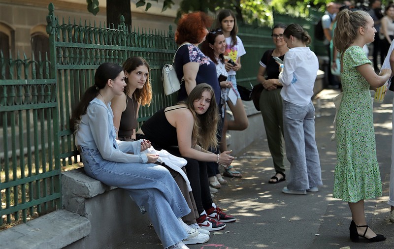 Jumătate din elevii cu lucrările anulate de la Colegiul „Șincai” au luat peste 9. Nu au depus contestație pentru notă, ci plângeri la Ministerul Educației