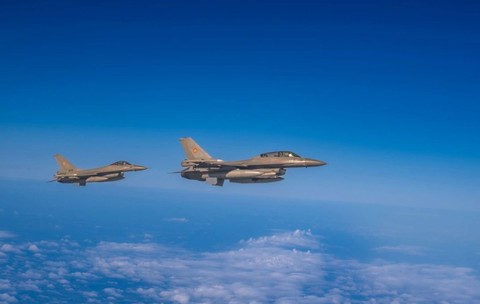 Două avioane F-16 au fost ridicate de la sol, după ce o dronă a fost detectată în spațiul aerian al României. Foto: Facebook / Ministerul Apărării Naționale, România