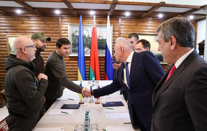 Negocierile Rusia-Ucraina, în impas. Consilierul lui Zelenski spune că „sunt dificile, dar continuă”, Putin îl contrazice: „au ajuns într-un punct mort”
