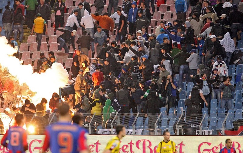 Suporteri stelişti, arestaţi după ce au bătut susţinători ai echipei Napoli