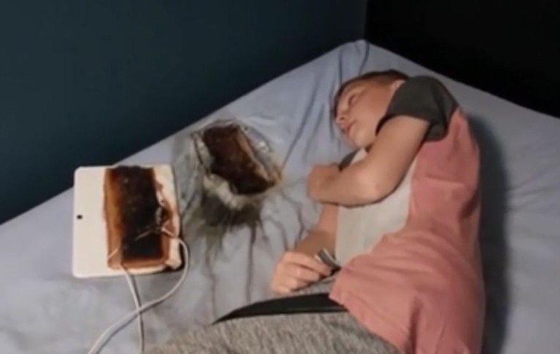 VIDEO | Avertismentul unor părinți după ce o tabletă lăsată la încărcat pe patul copilului lor a luat foc și ars pe timpul nopții