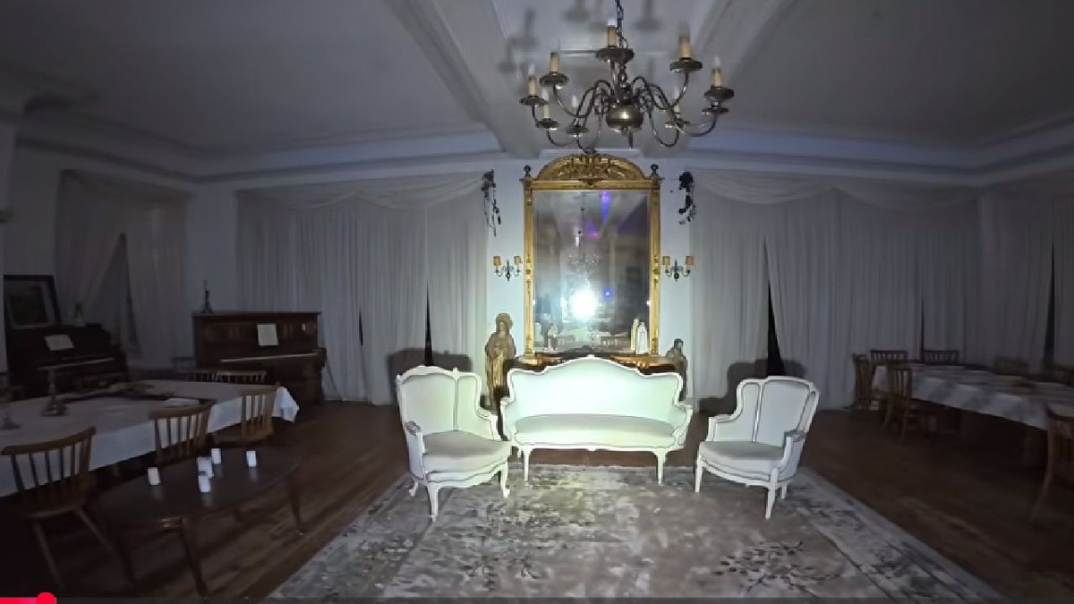 Imagine din sala de oaspeți a hotelului Kurhaus Sand. În imagine se vede o canapea stil