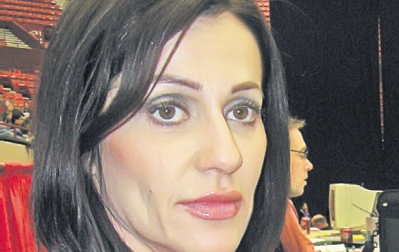Nadia, blocată în casă din cauza zăpezii