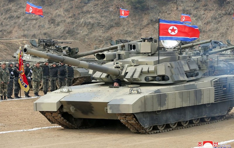 Liderul nord-coreean Kim Jong-un a testat un nou tanc în timpul unei simulări de luptă