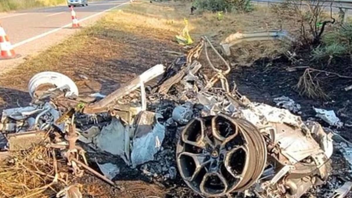 Imagine cu ceea ce a mai rămas din vehiculul Lamborghini condus de Diogo Jota. În fotografie se vede doar una dintre roți și mai multe resturi