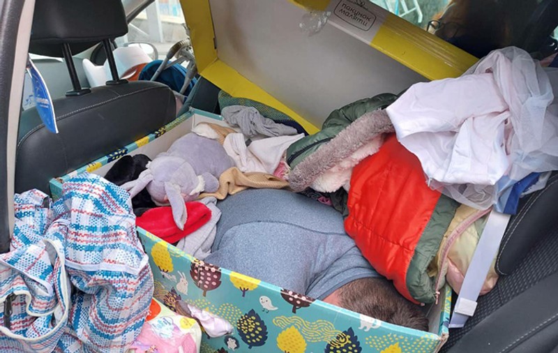 Un ucrainean a vrut să părăsească țara ascuns în cutia cu jucăriile copiilor. A fost prins la vamă