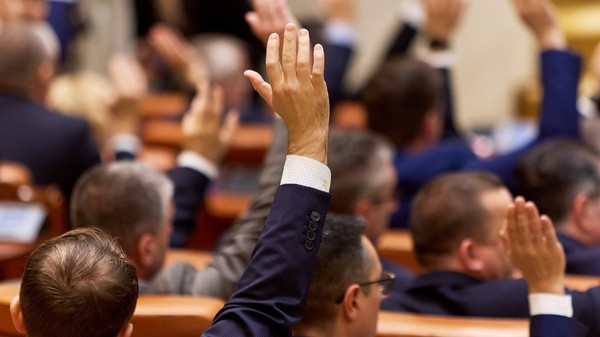 Parlamentari care ridică mâna dreaptă