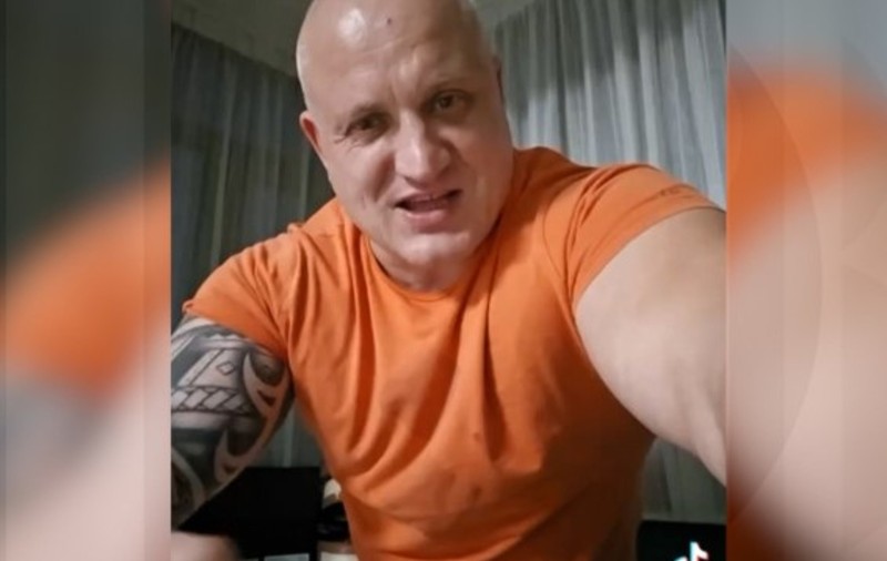 Un bărbat din Onești, fan Călin Georgescu, ridicat de mascați când incita la vărsare de sânge: „A rămas doar ruşii să mai vină” I VIDEO