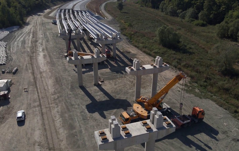 Se montează grinzile la cel mai mare pasaj de pe Autostrada A1 Margina - Holdea