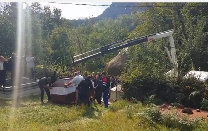 O femeie din CAVNIC, UCISĂ DE OBEZITATE. A murit cântărind 350 de Kg, iar sicriul a fost coborât în groapă cu o macara! VIDEO