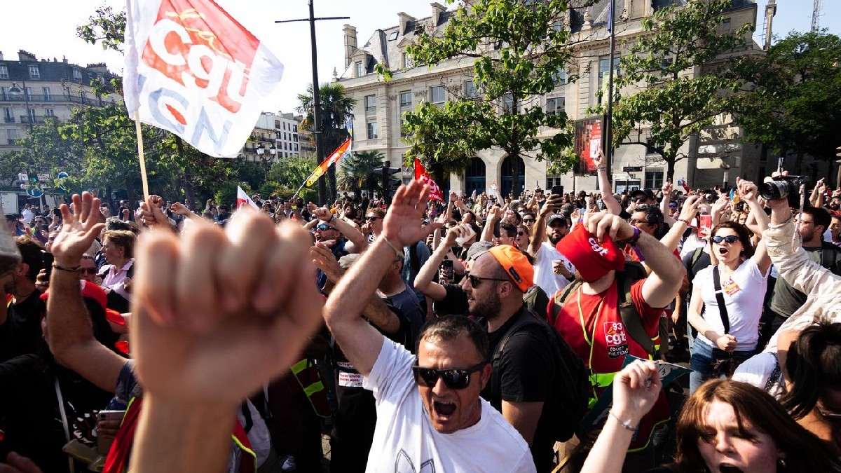 Protestatarii scandează sloganuri în timpul demonstrației împotriva noii legi de reformă a pensiilor. Sindicatele franceze au organizat a 14-a zi de proteste împotriva noii legi a lui Macron privind reforma pensiilor, care ridică vârsta de pensionare de la 62 la 64 de ani.