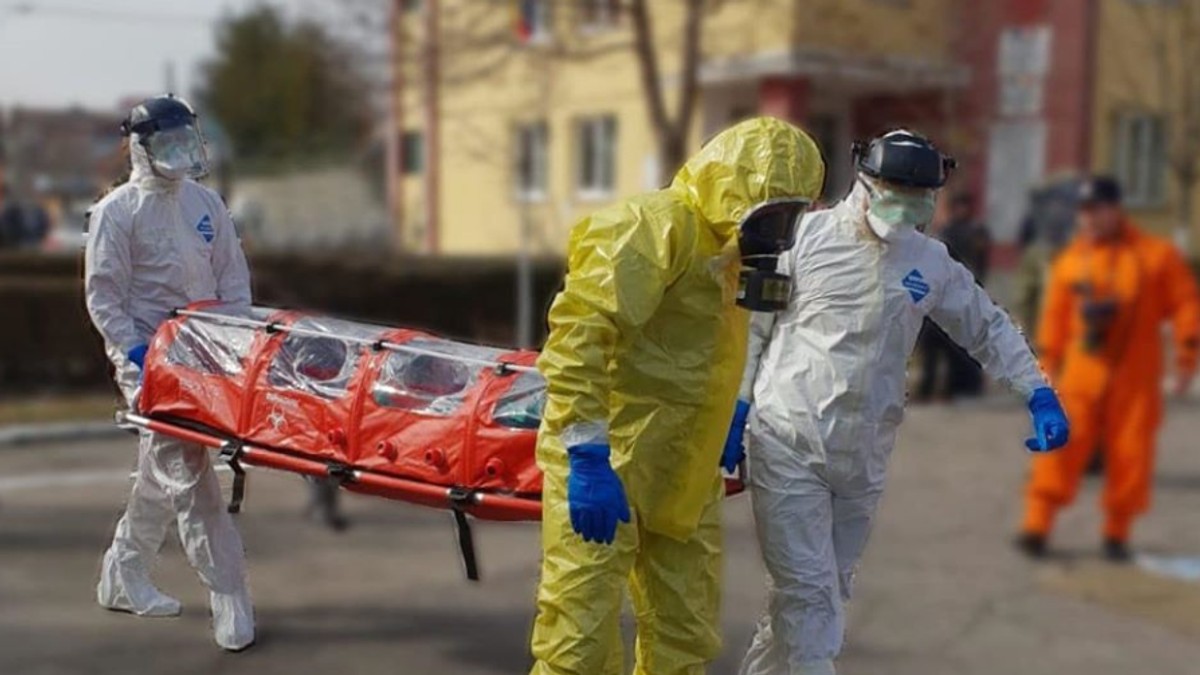 Un pacient cu coronavirus este transportat la spital cu izoleta