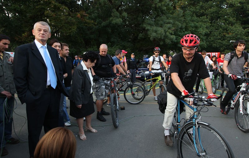 Oprescu se dă iar cu bicicliştii