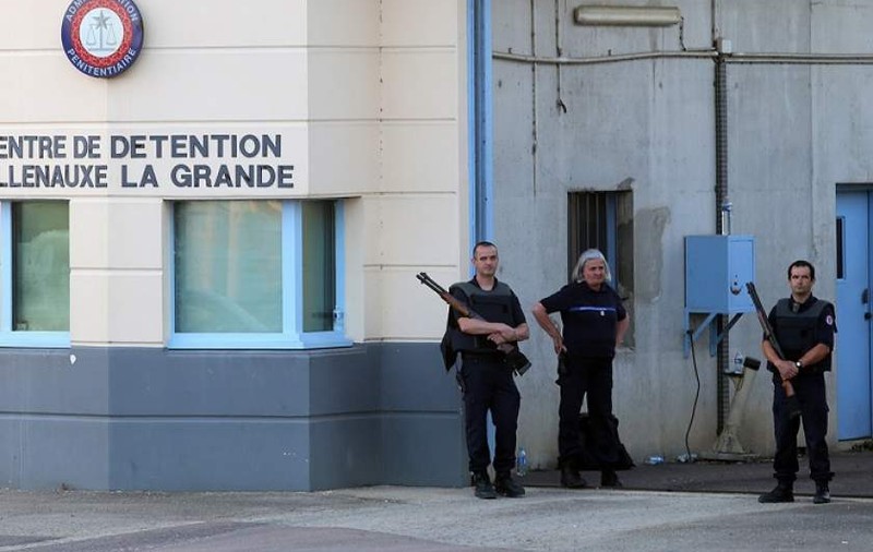 Un român a luat ostatic un gardian, în închisoarea din Franţa unde era închis
