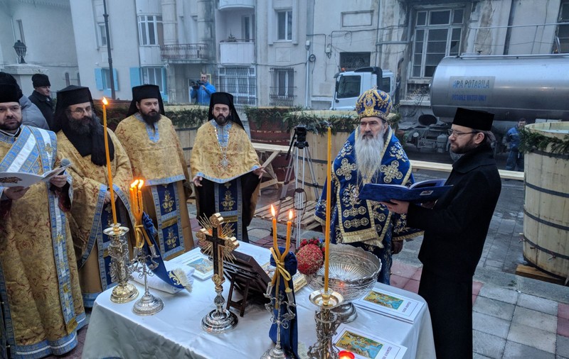 VIDEO| Mii de credincioşi sunt aşteptaţi pe faleza Dunării la Galaţi şi Brăila la Slujba de Bobotează. La Constanța, pregătirile sunt pe ultima sută de metri