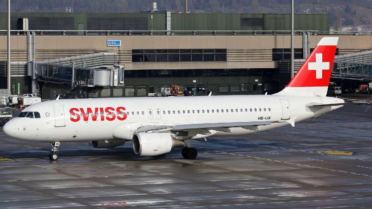 Un avion Swiss așteaptă să decoleze de pe un aeroport