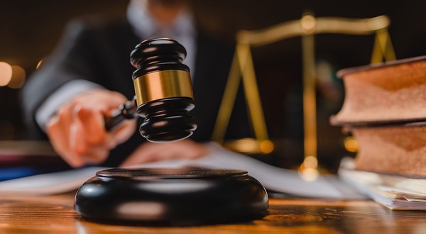 Un judecător dă o sentință