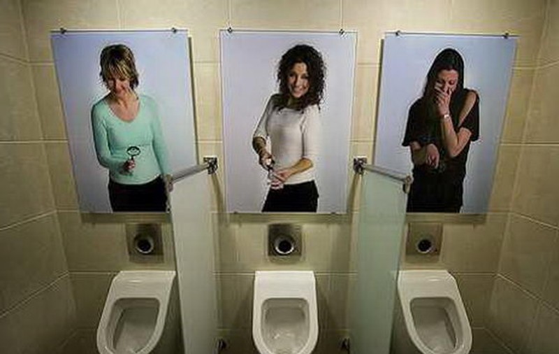 RÂZI CU LACRIMI. Ce ipostaze au surprins camerele de luat vederi instalate în toaletele stadioanelor din America / GALERIE FOTO