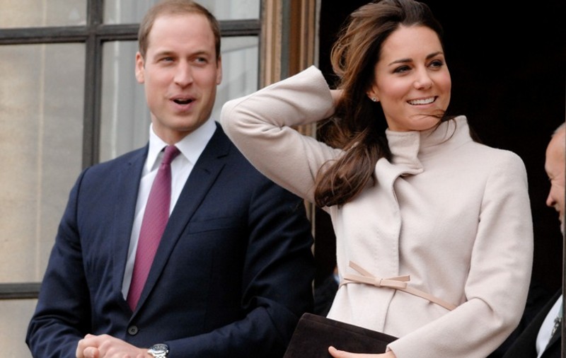 CADOURI SURPRINZĂTOARE pentru viitorii părinţi regali Kate şi William: suzete, lenjerie intimă, sosuri condimentate