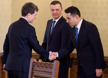 Secretarul general al PSD, Claudiu Manda, dă mâna cu președintele Nicușor Dan pe 18 mai 2026, la Cotroceni, înaintea consultărilor pentru noul premier. Președintele PSD, Sorin Grindeanu, privește. Foto: Profimedia