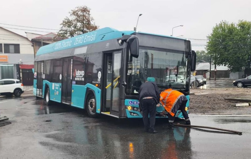 Un autobuz din Galați a rămas înțepenit în nămol, lângă mall