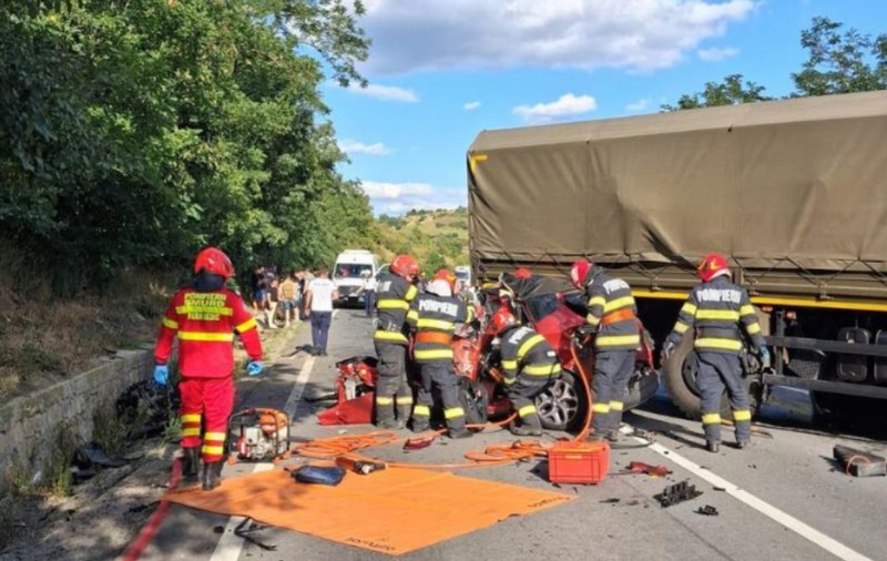 Trei oameni au murit, iar patru au fost răniți într-un accident cu trei autoturisme și un autocamion militar, în județul Mureș
