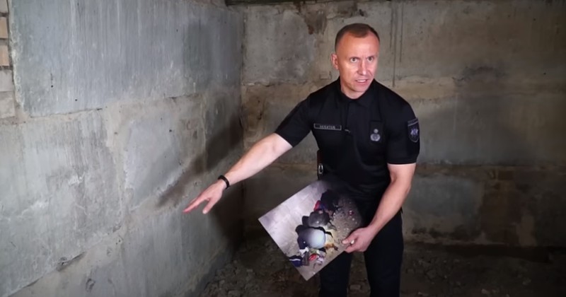 NEbitov arată urmele de gloanțe de pe pereți.