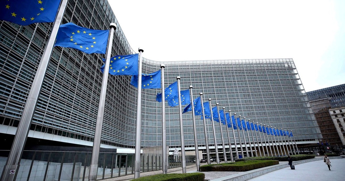 Scandal pe bugetul UE. Plecarea Marii Britanii a lăsat o ”gaură” de 60 de miliarde de euro. Ce riscuri există pentru România. Steaguri UE în fața clădirii Comisiei Europene de la Bruxelles