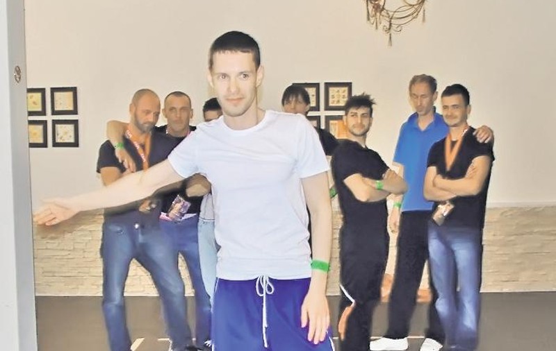 Aşa se pregătesc să devină Mister Gay!