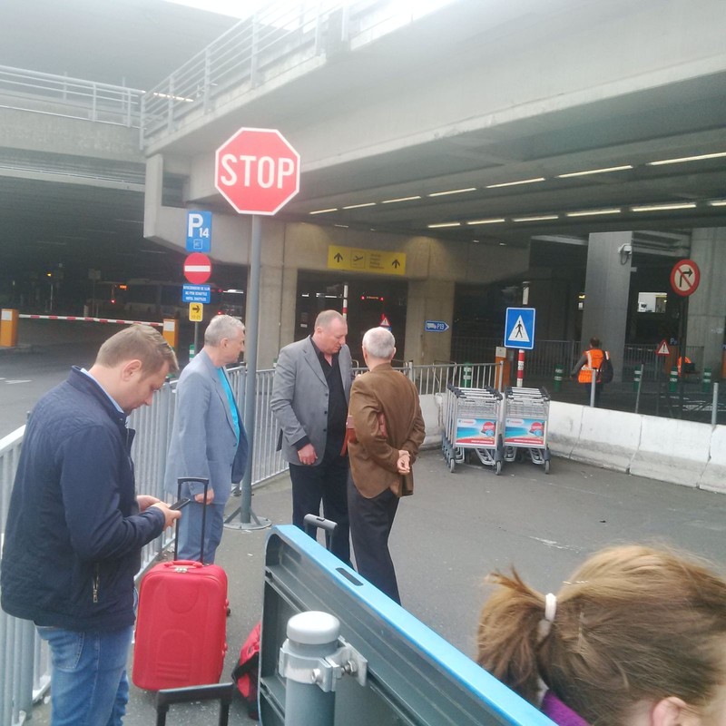 Ilie Bărbulescu (al doilea din stânga), Bumbescu și Marin Radu II (cu spatele) au plecat azi la Bruxelles FOTO: Radu Nistor