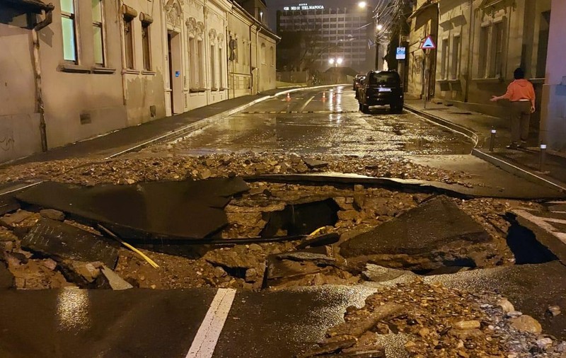 VIDEO  |  Străzi și case inundate în Cluj, după ce o țeavă s-a spart. Un crater uriaș a apărut în mijlocul asfaltului