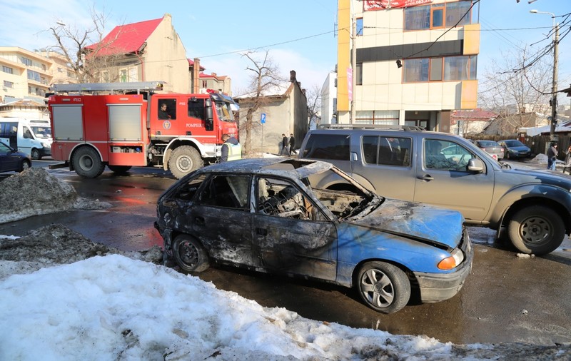EXCLUSIV / Așa protestatar mai rar. A cumpărat special o mașină ca să-i dea foc în fața sediului CSM