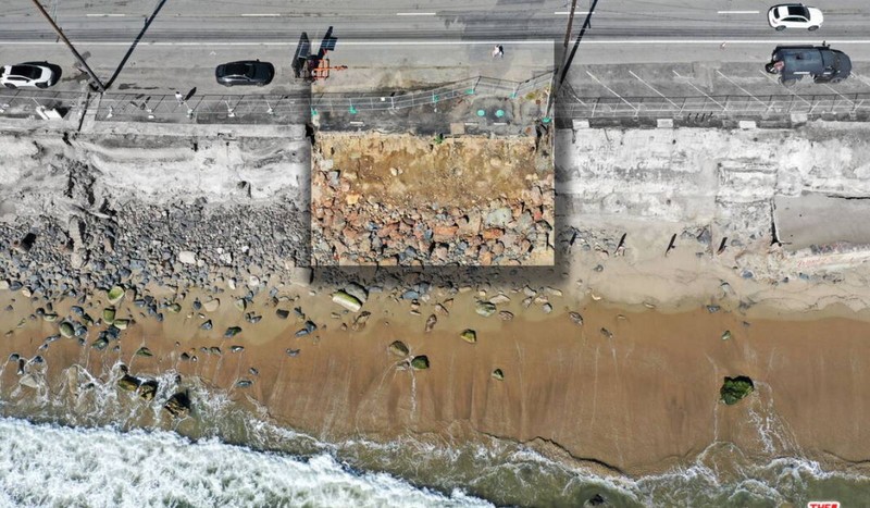 Terenul de pe 20314 Pacific Coast Highway, în apropiere de Big Rock Beach, pe care Mark Attanasio s-a angajat să îl cumpere și să îl transfere unei instituții publice. Parcela are aproximativ 477 de metri pătrați și peste 21 de metri de deschidere la ocean. Sursa foto: Compass / MLS