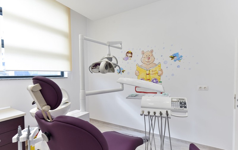 Reacția clinicii stomatologice Teddy Care referitoare la copilul paralizat după anestezie. Clinica spune că are autorizație pentru anestezii