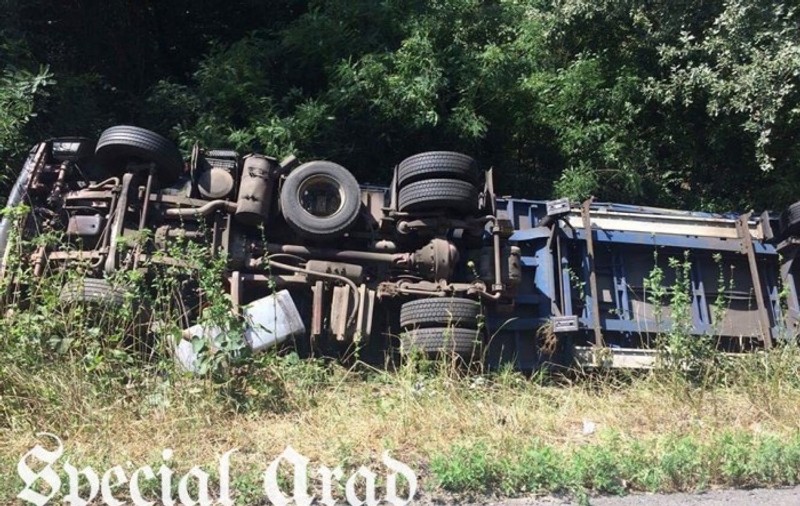 Accident mortal pe DN 7, la Lipova. Un TIR s-a răsturnat în afara părții carosabile, iar șoferul de rezervă a fost prins sub cabină