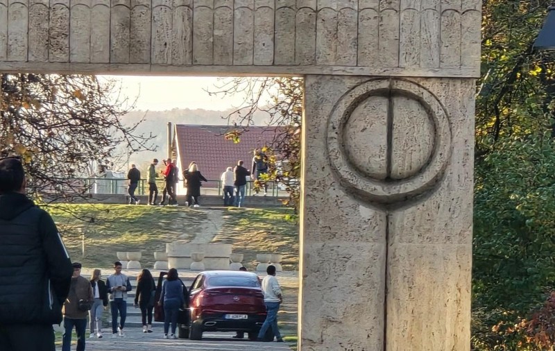 O șoferiță din București a intrat cu bolidul pe sub Poarta Sărutului și a parcat lângă Masa Tăcerii. Amenda dată de polițiști