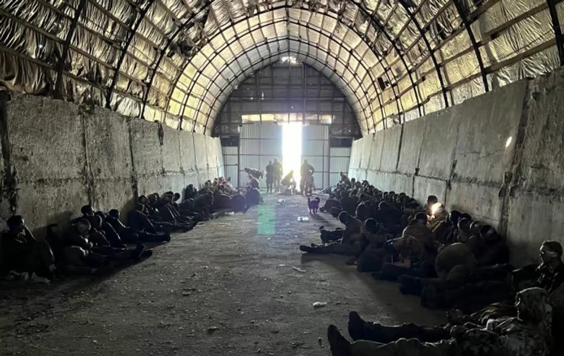 Momentul în care 102 soldați ruși se predau ucrainenilor, în Kursk, după ce s-au ascuns într-un buncăr și au refuzat să lupte | VIDEO