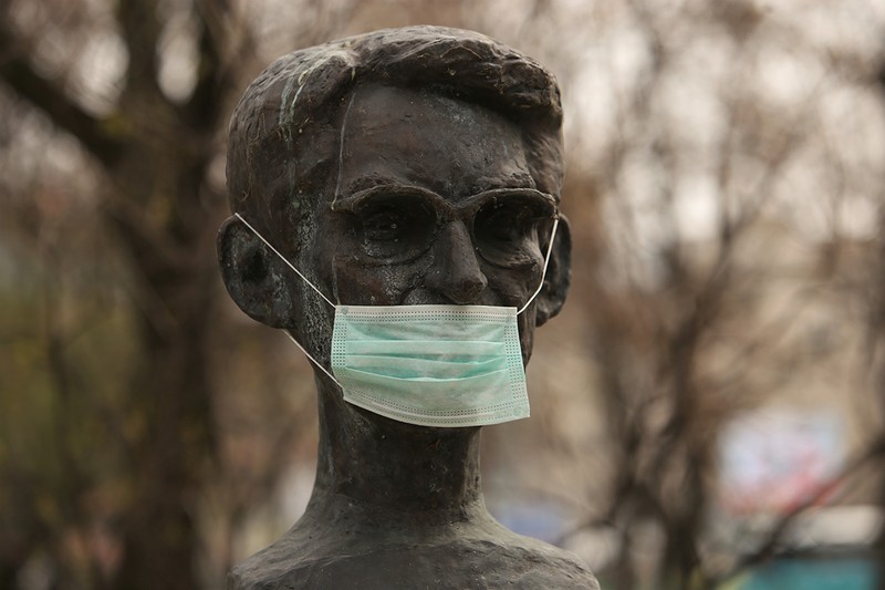 O statuie cu mască