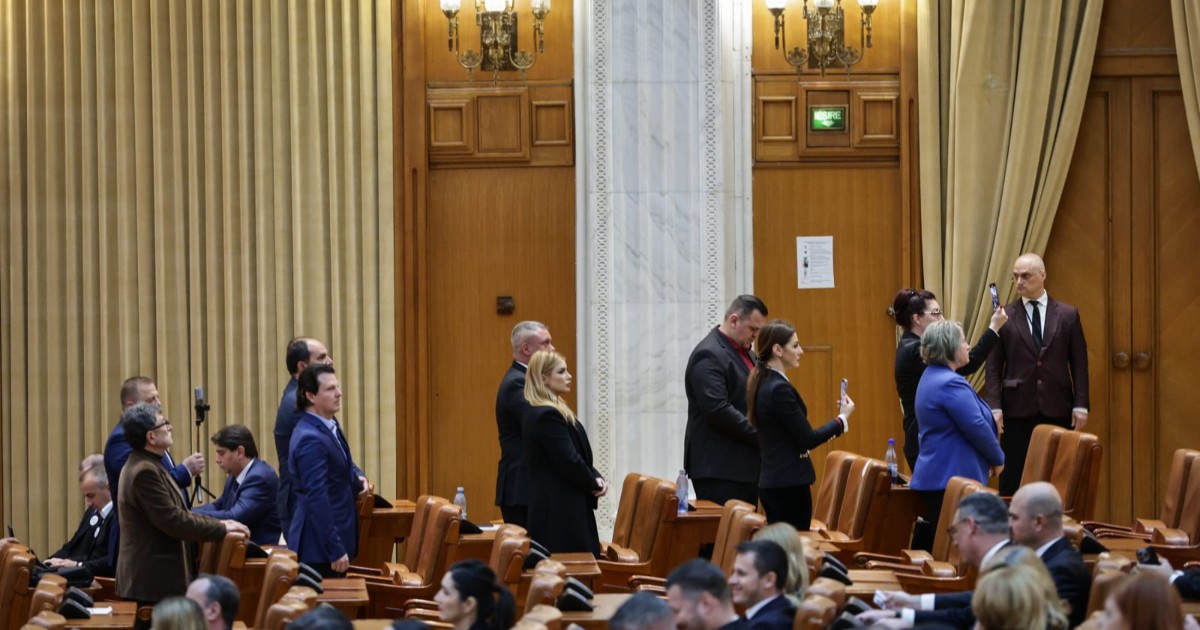 În imagine sunt ilustrați parlamentarii care s-au ridicat și s-au întors cu spatele la ceilalți oameni