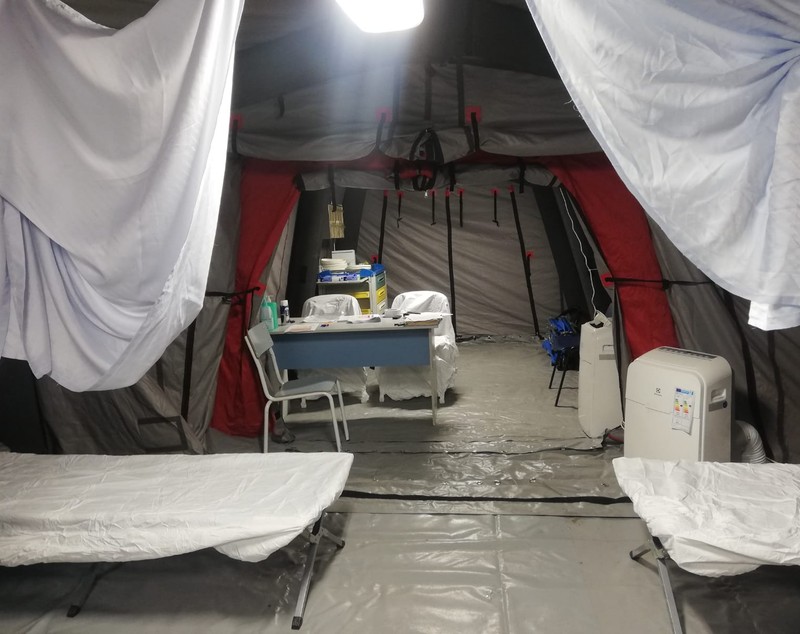 FOTO: Cum arată un cort destinat trierii suspecţilor de coronavirus. Unde a fost montat